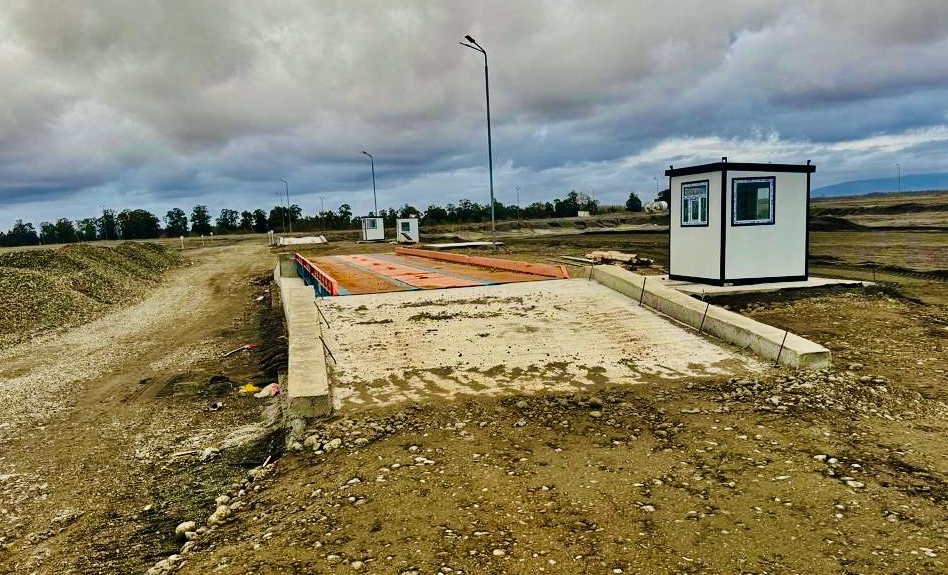 120 ton DVALI Super Heavy truck scale installed view