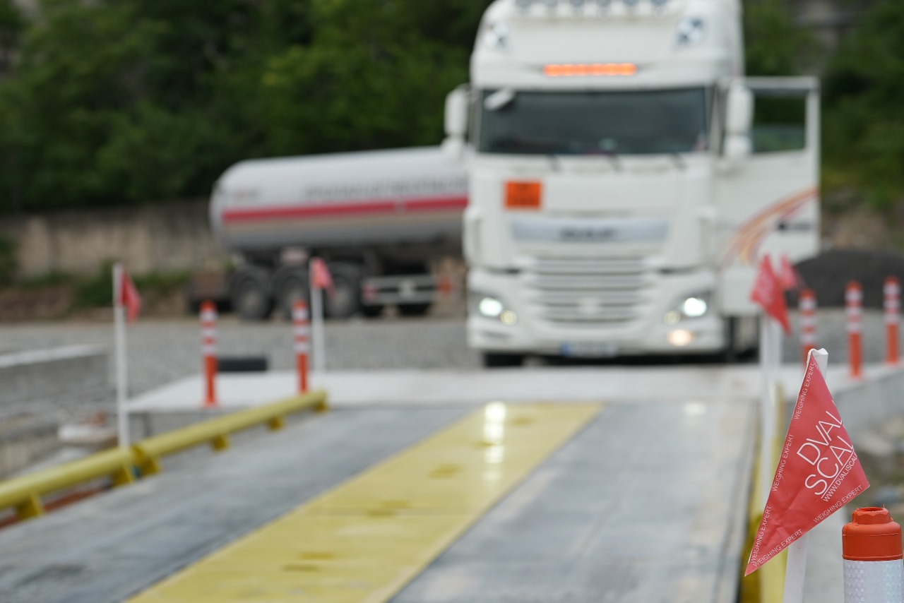 60 ton DVALI S truck scale platform view